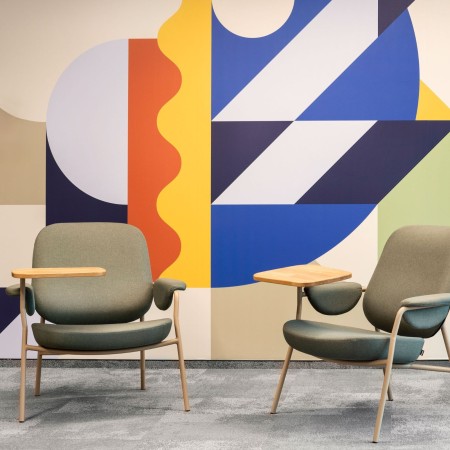 Fauteuil Epocc Lounge en tissu beige et bleu dans un espace coloré – Epocc Lounge