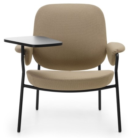 Fauteuil Epocc Lounge en tissu beige, vue de trois quarts avant depuis la gauche – Epocc Lounge