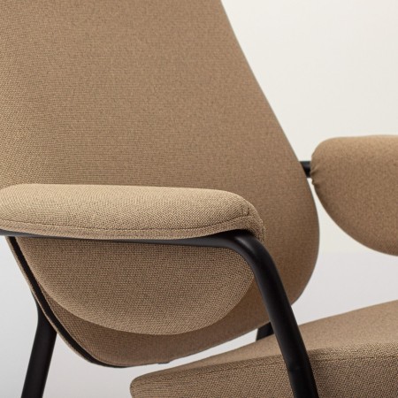 Fauteuil Epocc Lounge en tissu beige dans un salon lumineux – Epocc Lounge