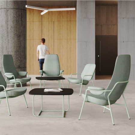 Deux fauteuils Epocc Lounge en tissu beige dans un salon contemporain – Epocc Lounge