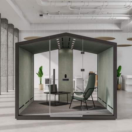 Fauteuil Epocc Lounge en tissu beige dans un bureau moderne – Epocc Lounge