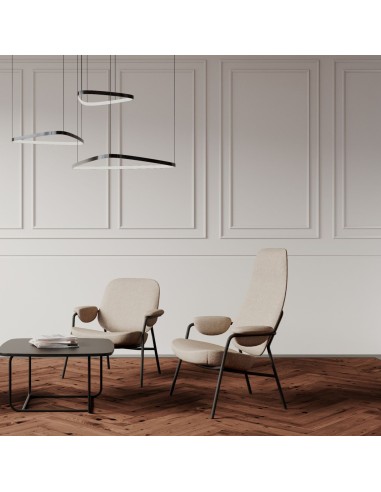 Deux fauteuils Epocc Lounge en tissu beige avec table basse dans un intérieur minimaliste – Epocc Lounge