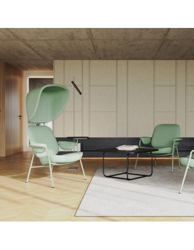 Personne assise dans un fauteuil Epocc Lounge en tissu beige dans un intérieur épuré – Epocc Lounge