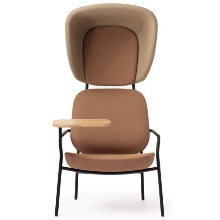 Fauteuil Epocc Lounge en tissu beige, vue légèrement de face depuis la gauche – Epocc Lounge