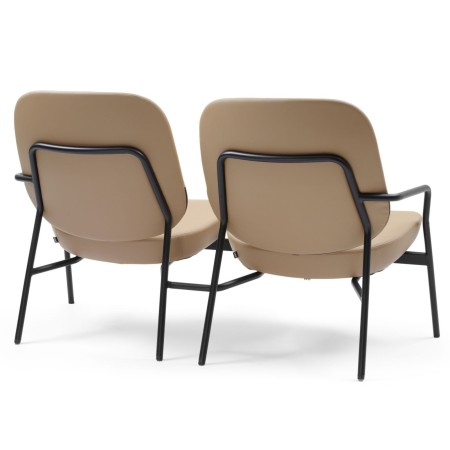 Deux fauteuils Epocc Lounge en tissu beige, vue latérale gauche – Epocc Lounge
