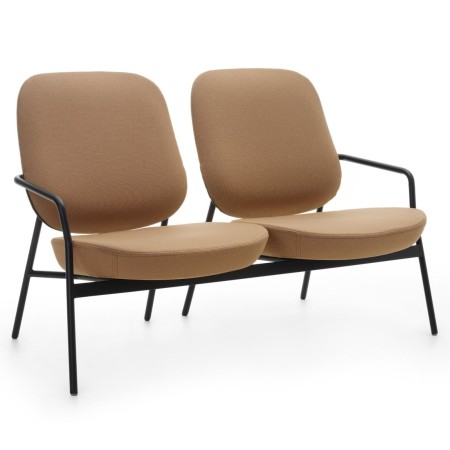 Deux fauteuils Epocc Lounge en tissu beige, vue de trois quarts avant – Epocc Lounge