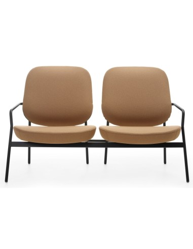 Deux fauteuils Epocc Lounge en tissu beige, vue de face rapprochée – Epocc Lounge