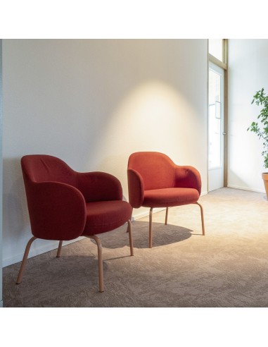 Deux fauteuils Flos Lounge en tissu rouge dans un salon lumineux – Flos Lounge