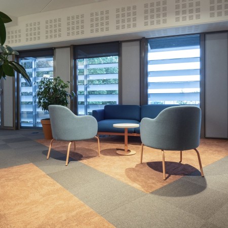 Fauteuil Flos Lounge en tissu bleu clair dans un bureau moderne – Flos Lounge