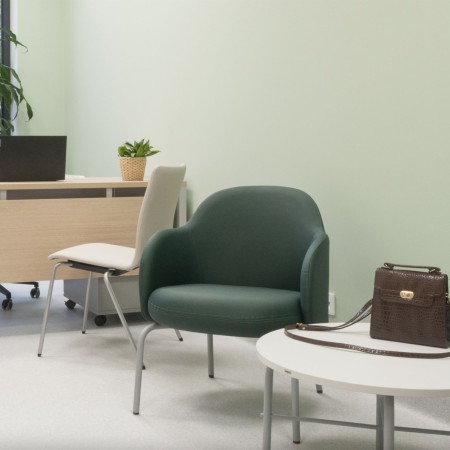 Fauteuil Flos Lounge en tissu vert dans un espace contemporain – Flos Lounge