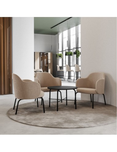 Deux fauteuils Flos Lounge autour d’une table basse dans un espace design – Flos Lounge