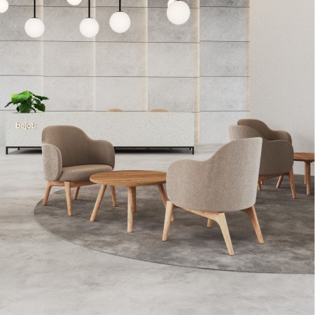 Fauteuil Flos Lounge à motif géométrique avec pieds en bois clair, vue de trois quarts avant – Flos Lounge 2