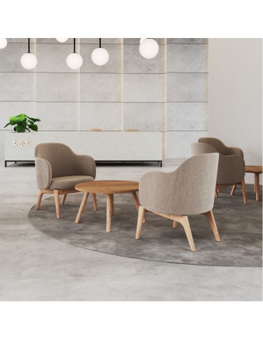 Fauteuils Flos Lounge autour d’une table basse dans un espace convivial – Flos Lounge