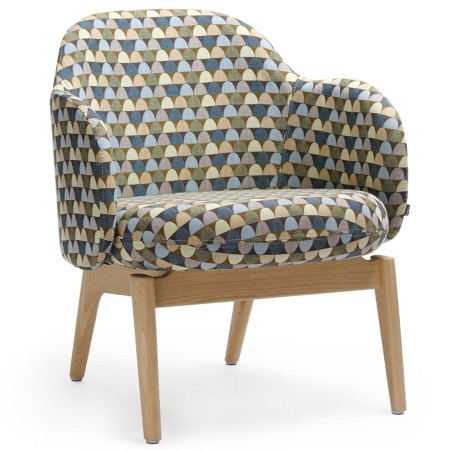 Fauteuil Flos Lounge à motif géométrique avec pieds en bois clair, vue de trois quarts avant – Flos Lounge