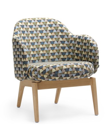 Fauteuil Flos Lounge à motif géométrique avec pieds en bois clair, vue de trois quarts avant – Flos Lounge