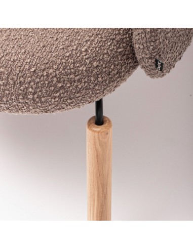 Détail du piétement en bois clair et du dessous d’assise du fauteuil Flos Lounge en tissu beige – Flos Lounge