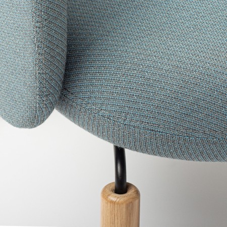 Détail de l’accoudoir et du piétement en bois clair du fauteuil Flos Lounge bleu clair – Flos Lounge