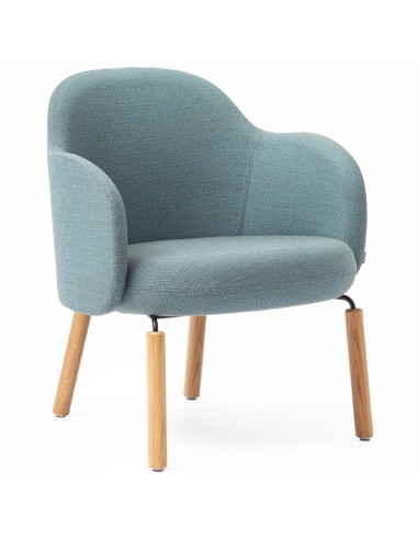 Fauteuil Flos Lounge en tissu bleu clair avec pieds en bois clair, vue de trois quarts avant – Flos Lounge