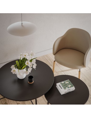 Fauteuils Flos Lounge en tissu beige autour d’une table basse ronde noire – Flos Lounge