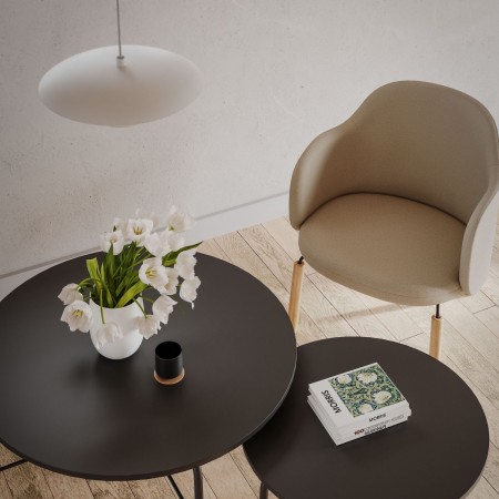 Fauteuils Flos Lounge en tissu beige autour d’une table basse ronde noire – Flos Lounge