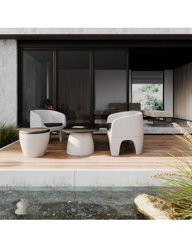 	Fauteuils Gummy Bear en plastique rose clair dans un espace design  avec piscine – Gummy Bear