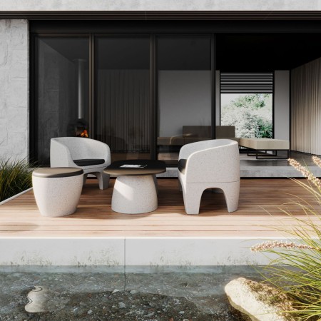 	Fauteuils Gummy Bear en plastique rose clair dans un espace design  avec piscine – Gummy Bear