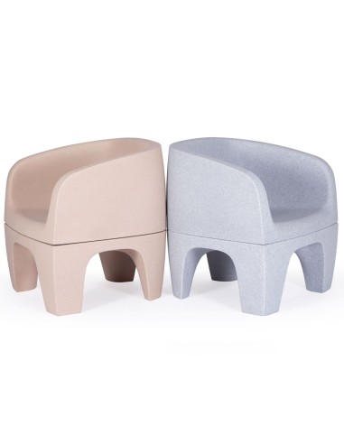 Fauteuils Gummy Bear en plastique recyclé bleu clair autour d’une table basse sur une terrasse – Gummy Bear
