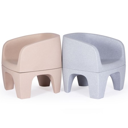 Fauteuils Gummy Bear en plastique recyclé bleu clair autour d’une table basse sur une terrasse – Gummy Bear