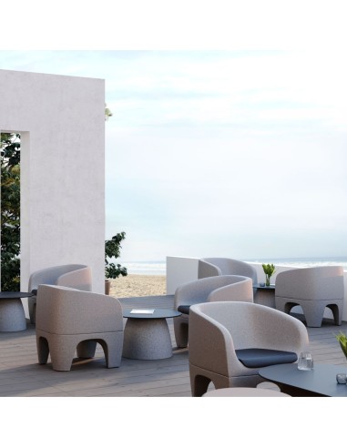 Fauteuils Gummy Bear en plastique recyclé autour d’une table basse dans un espace de détente – Gummy Bear