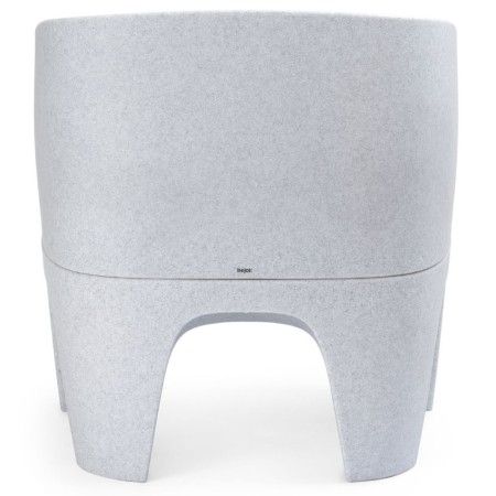 Deux fauteuils Gummy Bear en plastique recyclé, l’un en rose clair et l’autre en bleu clair, dans un salon lumineux – Gummy Bear