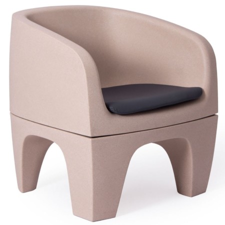 Fauteuil Gummy Bear en plastique recyclé bleu clair, vue de trois quarts avant – Gummy Bear