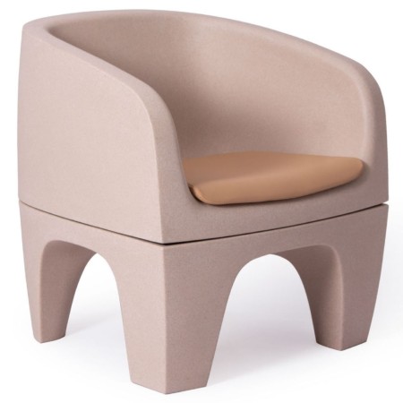 Fauteuil Gummy Bear en plastique recyclé rose clair, vue de trois quarts avant – Gummy Bear