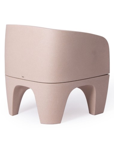 Fauteuils Gummy Bear en plastique recyclé rose clair et bleu clair sur une terrasse extérieure – Gummy Bear