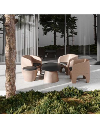 Fauteuils Gummy Bear en plastique recyclé rose clair sur une terrasse ensoleillée – Gummy Bear