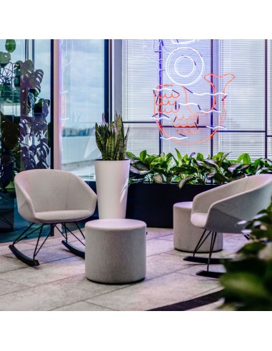 Fauteuils Ox:co dans un espace détente lumineux avec vue extérieure – Ox:co