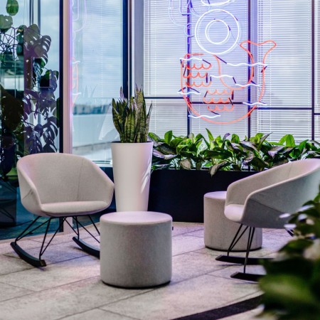 Fauteuils Ox:co dans un espace détente lumineux avec vue extérieure – Ox:co