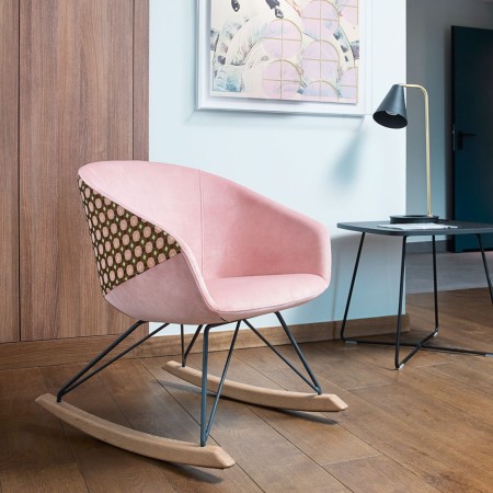 Fauteuil Ox:co rose clair dans un bureau moderne – Ox:co