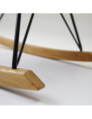 Détail de la base bois et du piétement métal du fauteuil Ox:co – Ox:co
