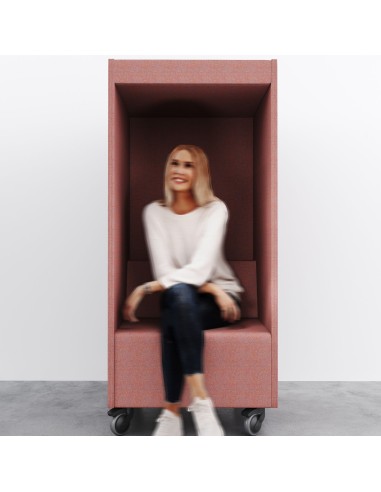 Cabine phonique Quadra rouge avec assise, occupée par une personne – Quadra