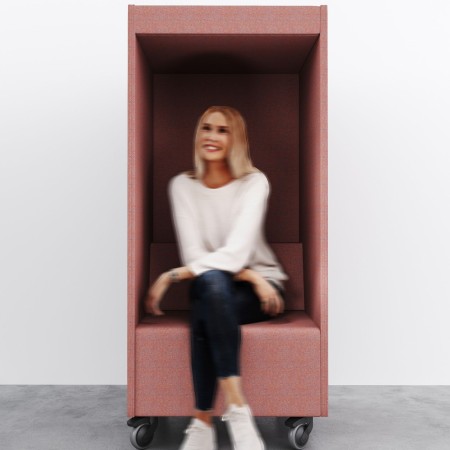 Cabine phonique Quadra rouge avec assise, occupée par une personne – Quadra