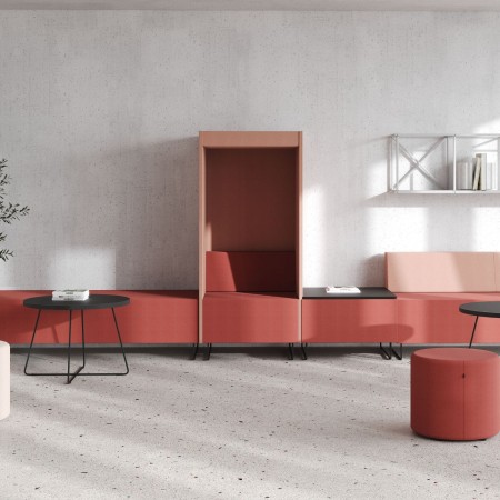 Fauteuil Quadra rouge avec isolement phonique dans un bureau design – Quadra