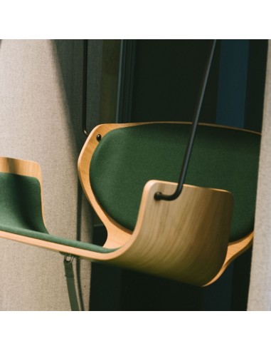 Social Swing Single vert installé dans un bureau lumineux – Social Swing Single