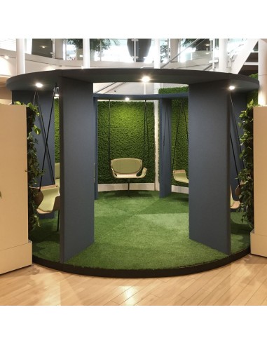 Vue plongeante d’un Social Swing circulaire vert avec assises – Social Swing