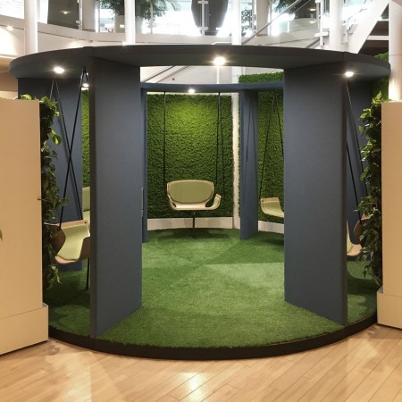 Vue plongeante d’un Social Swing circulaire vert avec assises – Social Swing