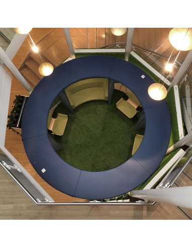 Vue aérienne d’un Social Swing circulaire vert avec plusieurs assises – Social Swing