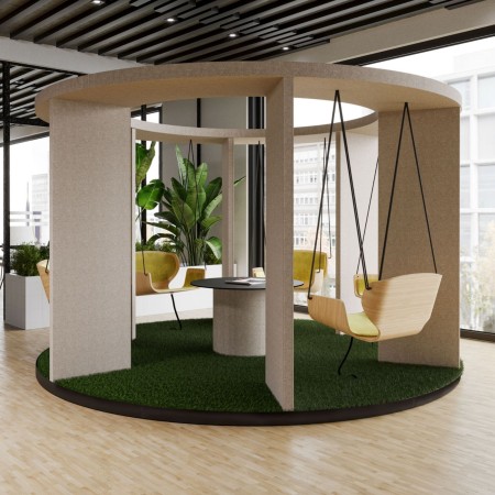 Social Swing circulaire en bois dans un espace intérieur moderne – Social Swing