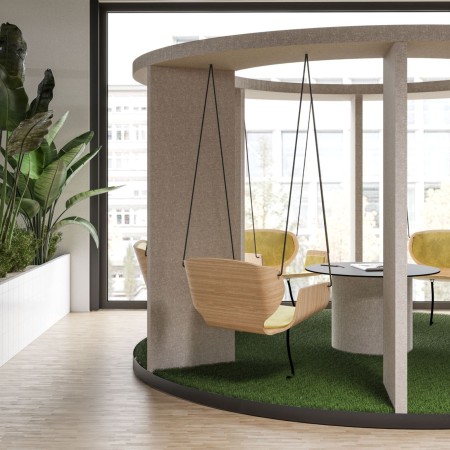 Social Swing circulaire en bois clair avec assises suspendues vertes – Social Swing