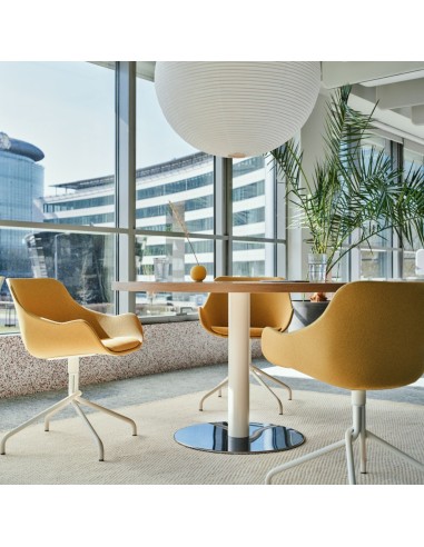 Table ronde en bois clair avec sièges de réunion jaunes