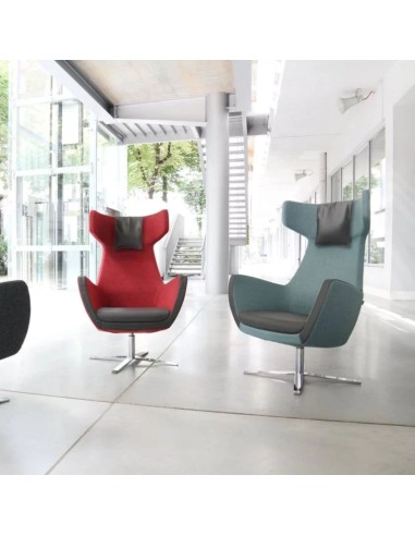 Fauteuils Umm rouge et vert dans un espace lumineux – Umm