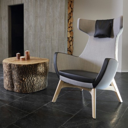 Fauteuil Umm gris avec pieds bois, vue de trois quarts avant – Umm 2